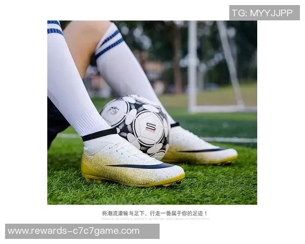 时尚与运动的完美结合足球鞋出街让你走在潮流前沿