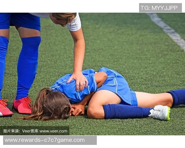 踢足球时大腿拉伤的应急处理方法与恢复技巧分享